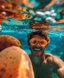Gustavo com colete e máscara de snorkel no mar