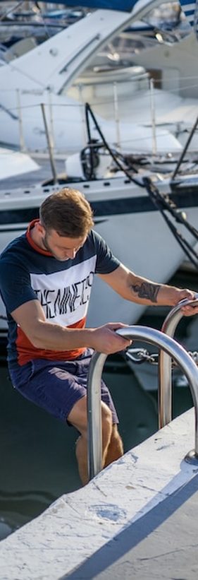 Deck do barco com cilindros e equipamentos organizados para a saída