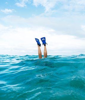 Grupo de snorkel na superfície da baía de Salvador